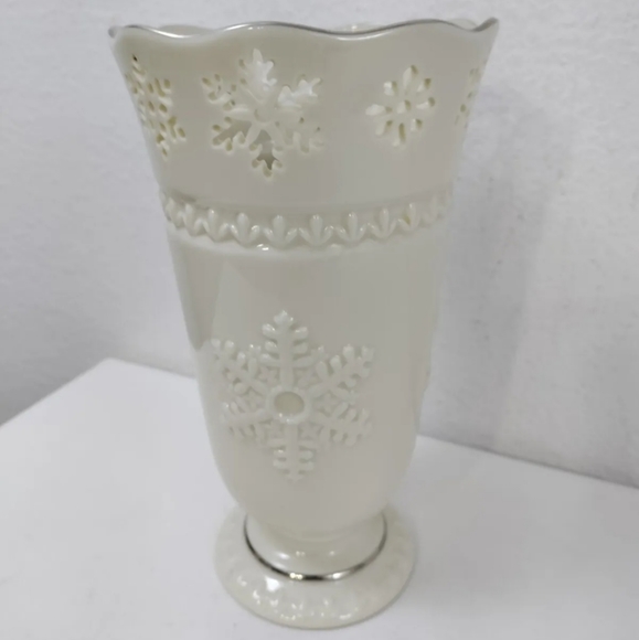 HTF Lenox 2005 Decorative 8.75" Ivory Vase Large Pierced Snowflake Silver Detail - Picture 3 of 12